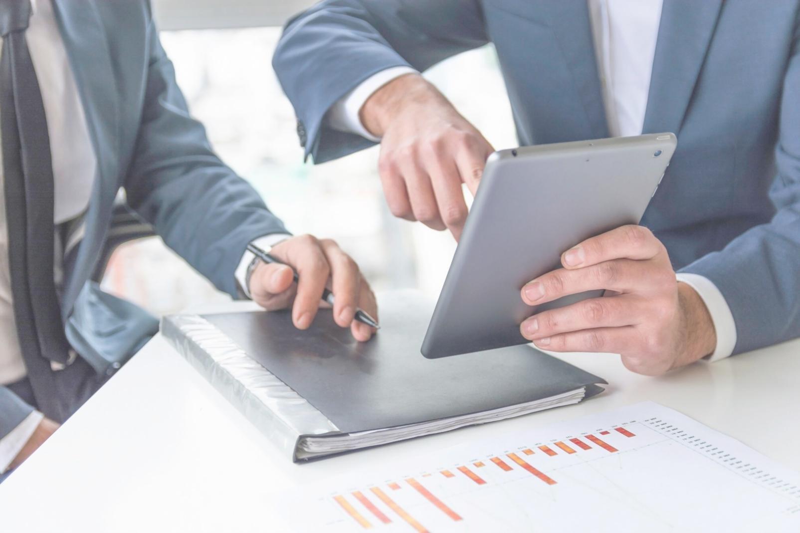 Teamarbeit bei daovahueus - gemeinsame Analyse von Investmentmöglichkeiten